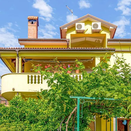 1 Bedroom Lovely In Apartment *